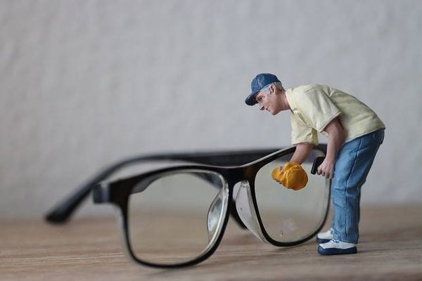 Comment nettoyer ses verres de lunettes comme un pro